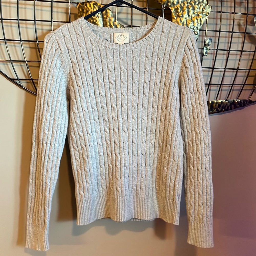 Stretchy knit sweater cable knit